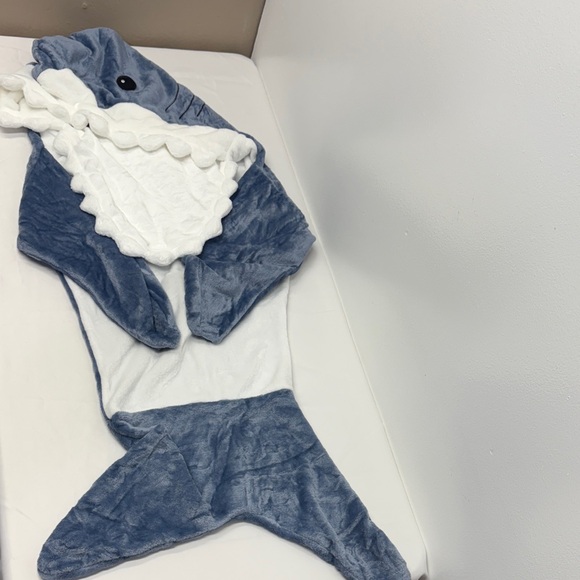 Kids 6-8yrs Blue and White Shark Blanket hoodie unisex costume onesie New - Picture 1 of 9